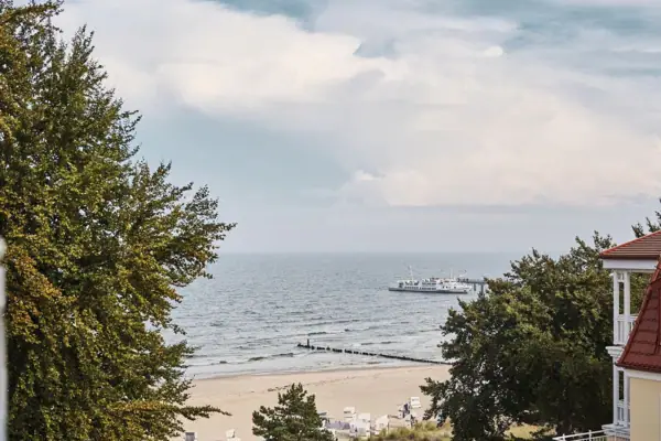 Ausblick Boot auf dem Wasser unter wolkigem Himmel