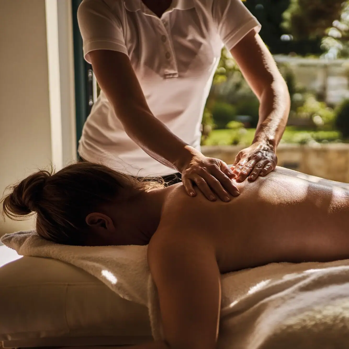 Massage Eine Frau erhält eine Rückenmassage.