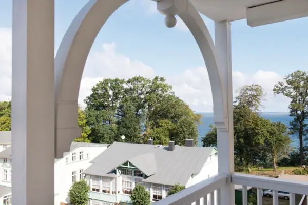 Ausblick Suite Blick von einem Balkon auf ein Haus im Freien.