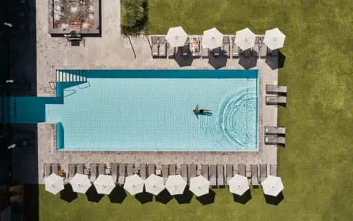 A bird's eye view of the outdoor pool at aja Werfenweng.