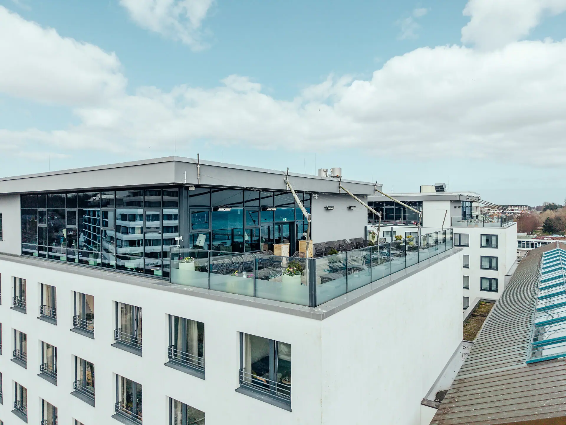 Ein Gebäude mit Glasfenstern.