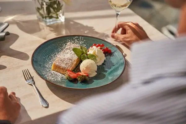 Dessertteller mit Eiscreme auf einem Tisch.