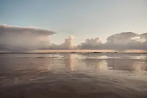 Strand Bansin Die Ostsee mit Wolken am Himmel bei Sonnenuntergang.
