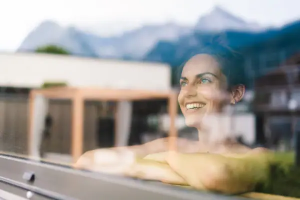 Eine Frau schaut aus einem Fenster.