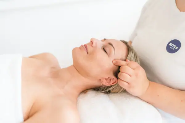 Massage Eine Frau liegt auf einem Massagetisch.