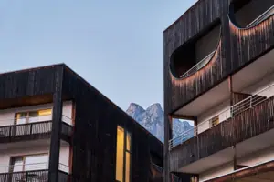 Eine Gruppe von Gebäuden mit Balkonen.