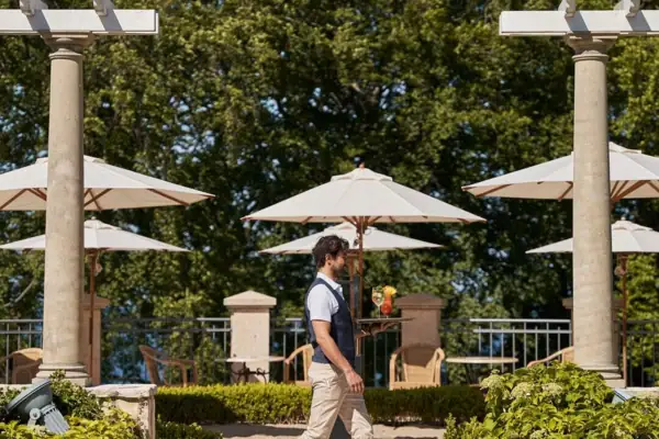 Ein Mann geht einen Weg entlang mit Regenschirmen.