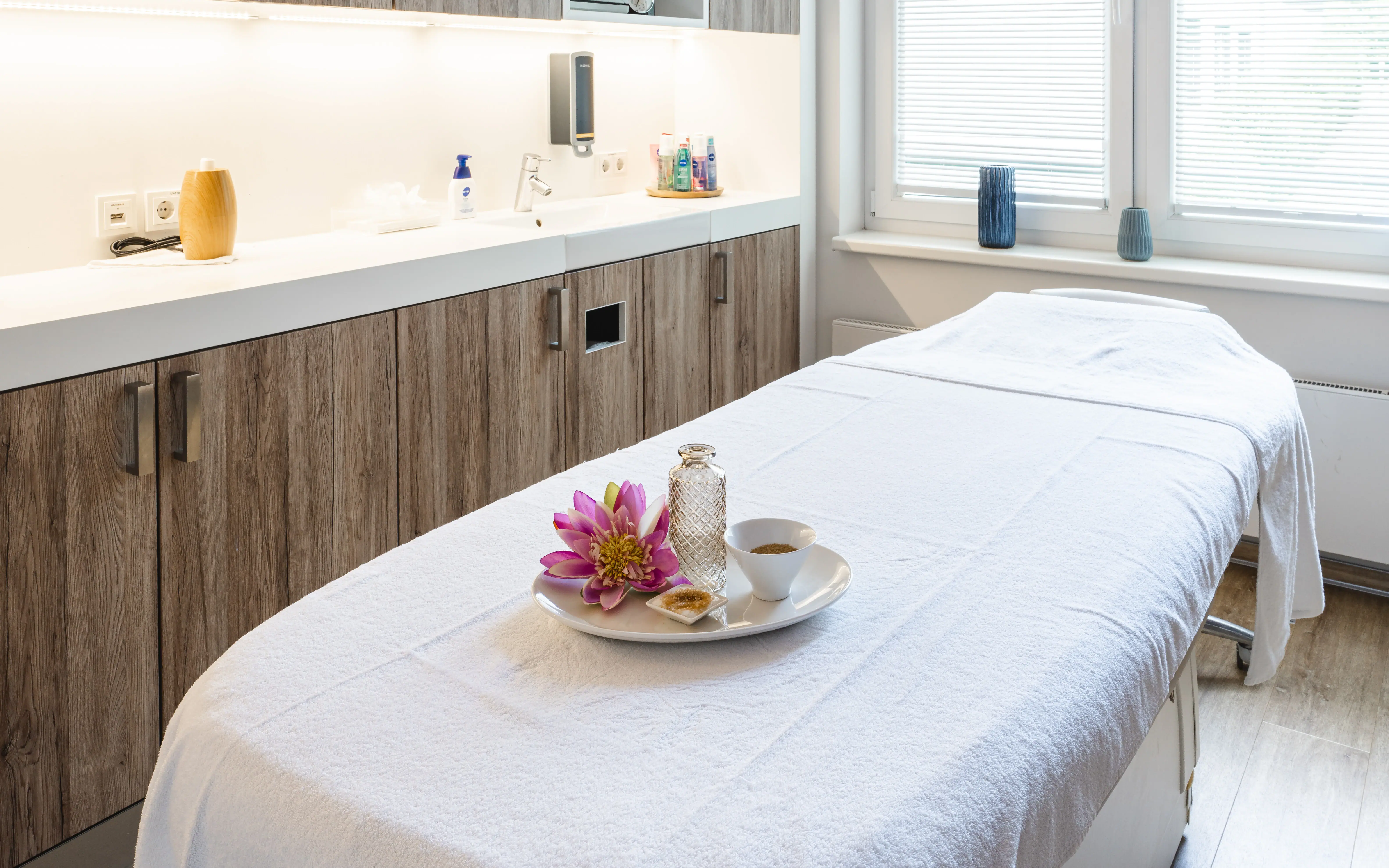 Ein Zimmer mit Liegen und einem Gemälde an der Wand.