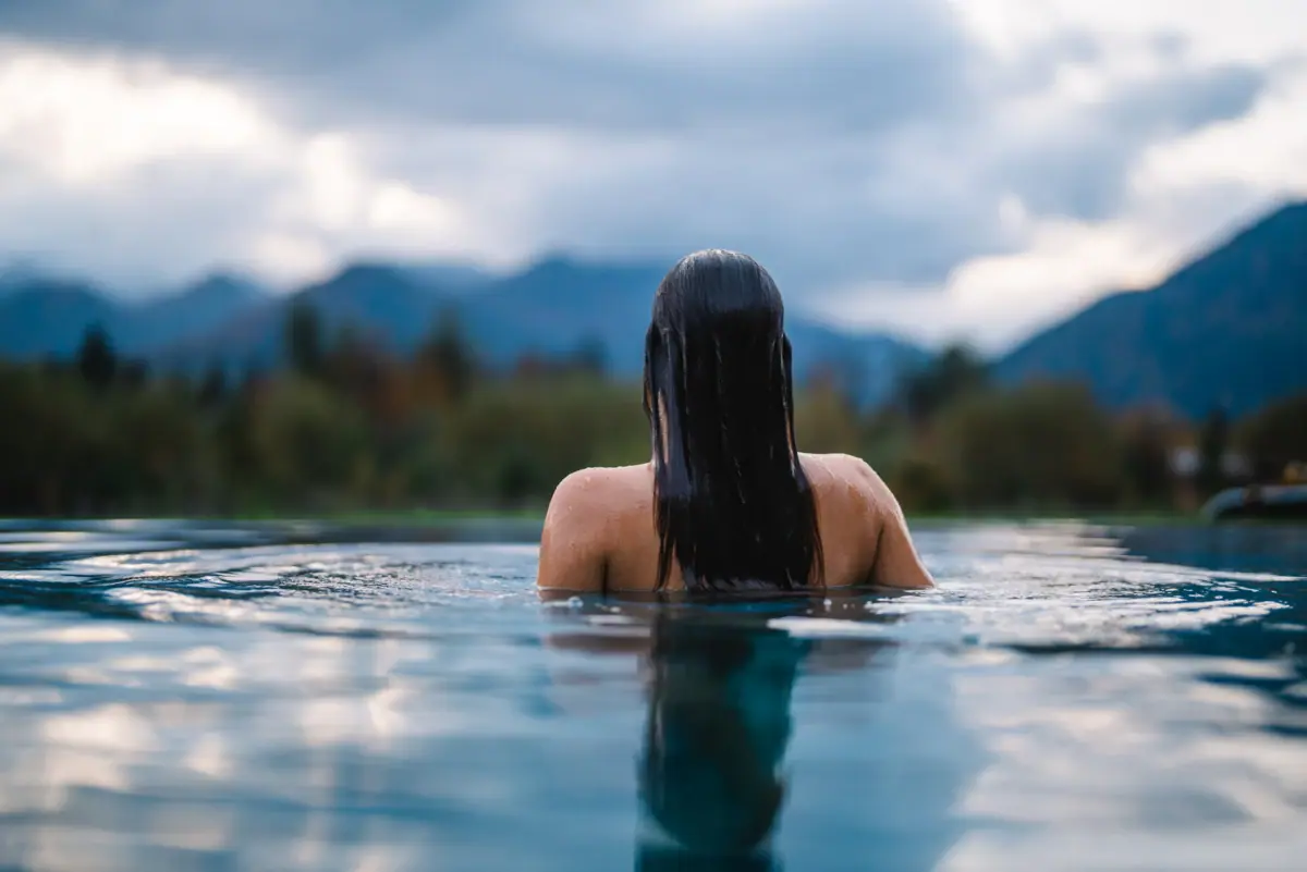 Eine Frau im Wasser.
