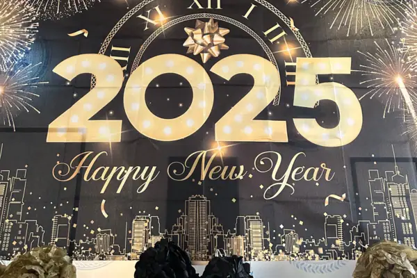 Dekoration im aja Bad Saarow Großes Banner mit Zahlen und Feuerwerk im Hintergrund.