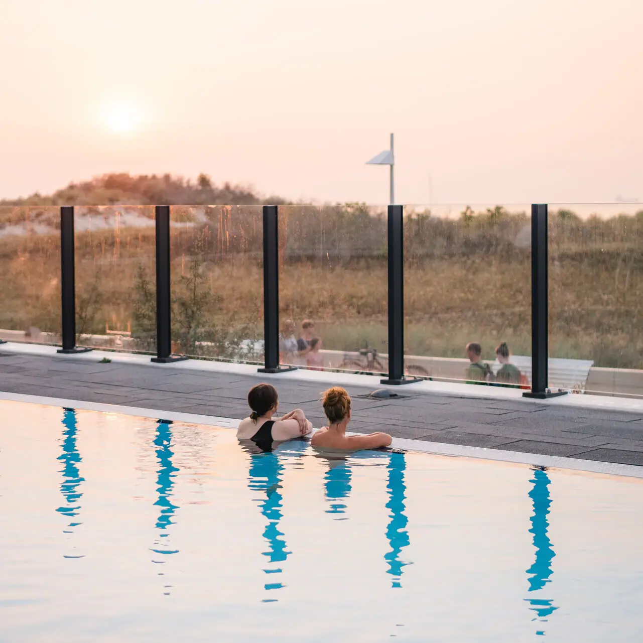 Außenpool aja Warnemünde Zwei Personen im Pool beim Schwimmen.