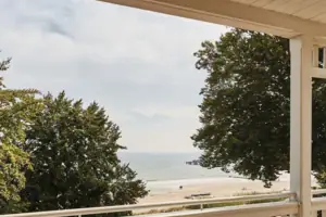 Eine Terrasse mit Stühlen und einem Tisch darauf.