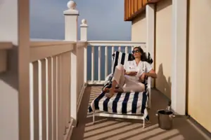 Eine Frau sitzt auf einem Stuhl auf einem Deck.