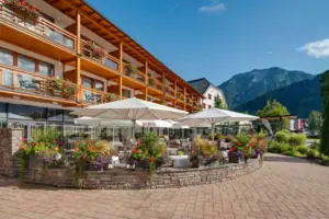 Ein Gebäude mit einer Terrasse und Sonnenschirmen.
