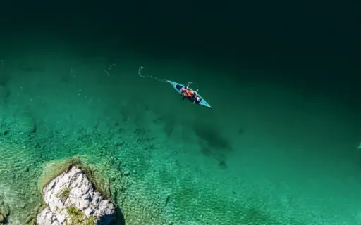 Person im Kajak auf dem Eibsee.