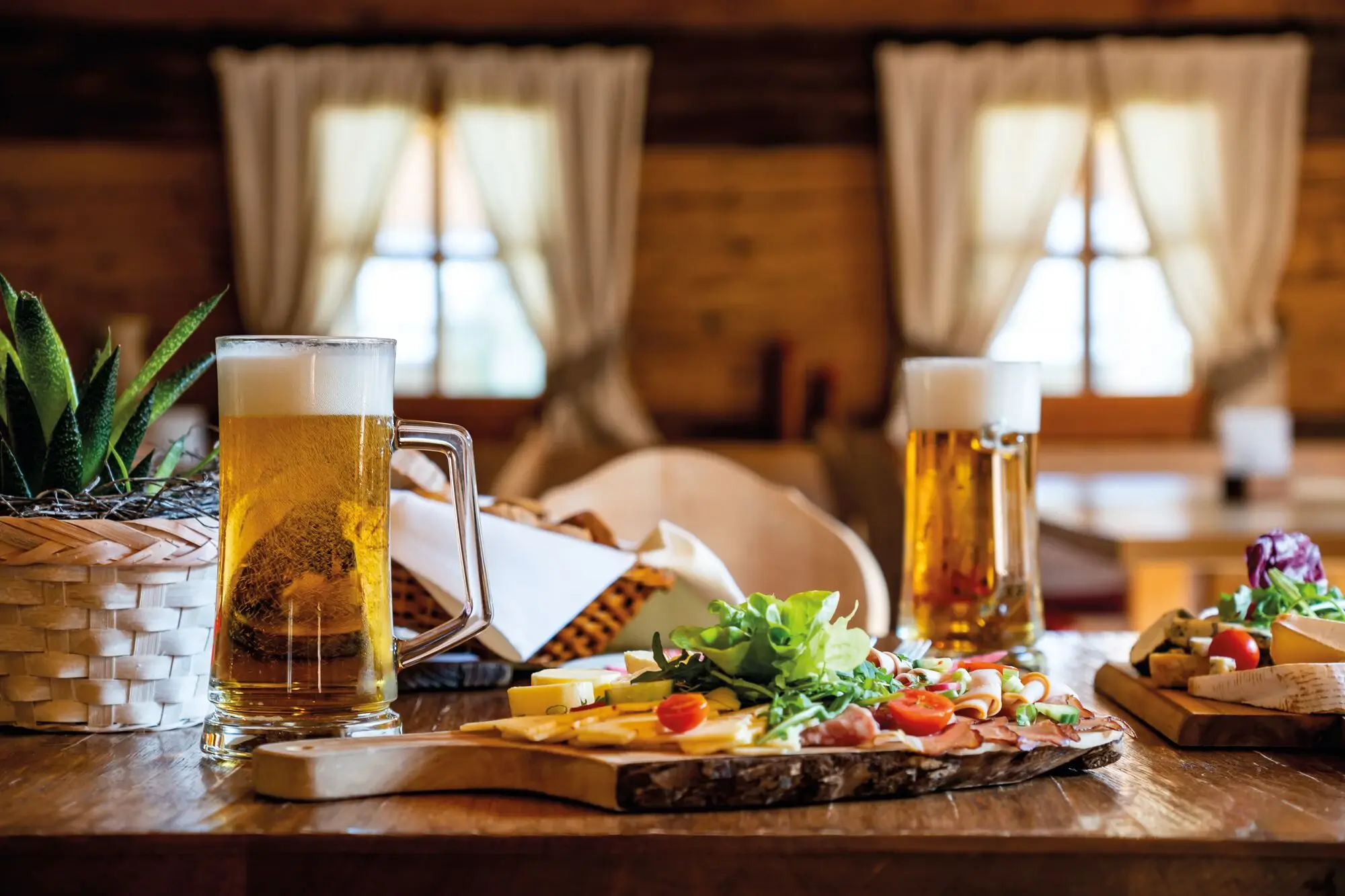 Ein Teller mit Essen und ein Bierkrug auf einem Tisch.