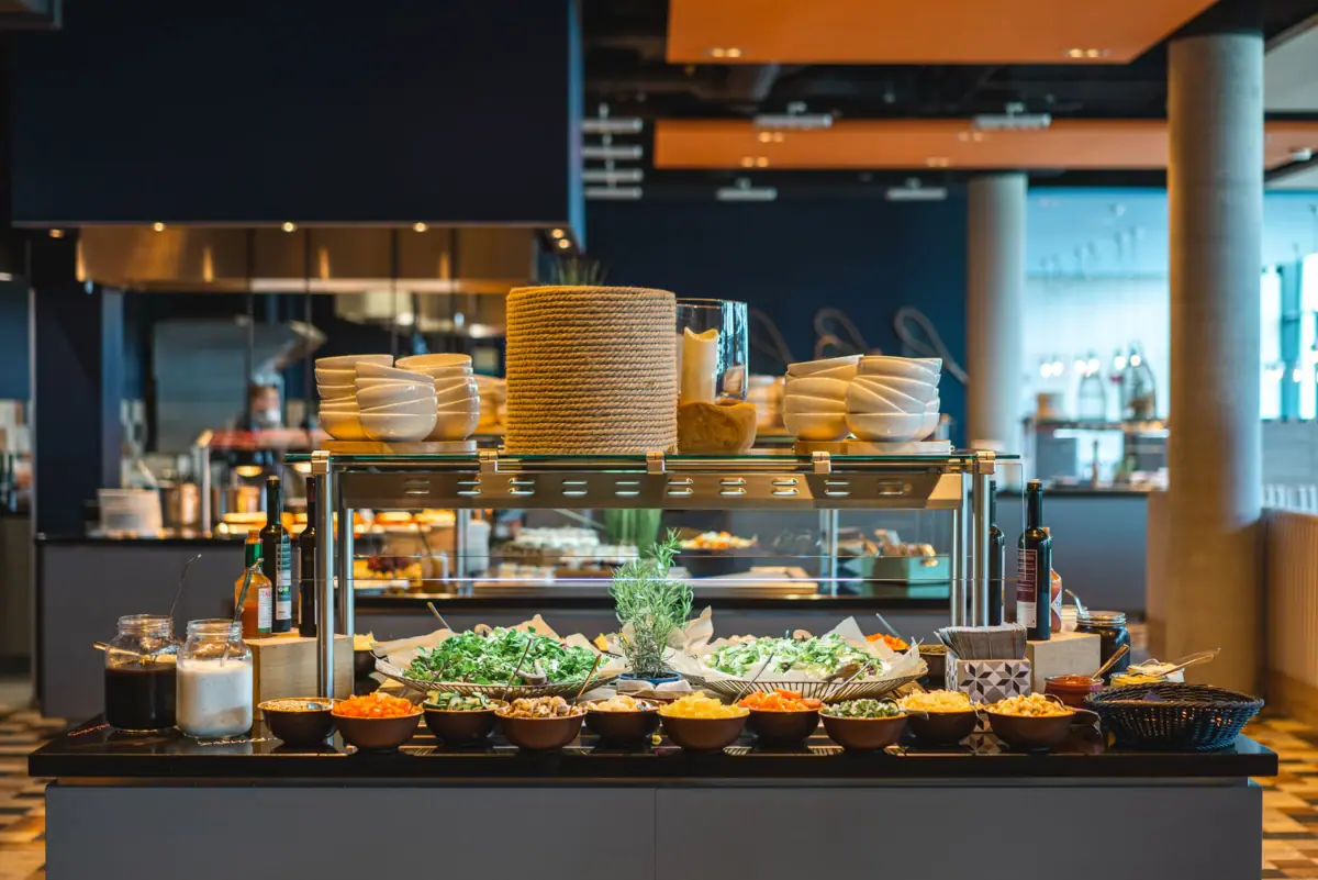 Buffet im JEDERMANNS Ein Buffet-Tisch mit verschiedenen Speisen.
