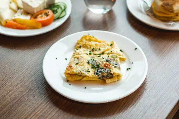 Omelette Ein Tisch mit Tellern voller Speisen und Getränken.