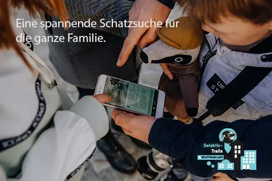 Detektiv Trail Eine Person hält ein Handy, während ein Kind Stofftiere hält.