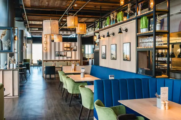 Ein Restaurant mit Tischen und Stühlen.