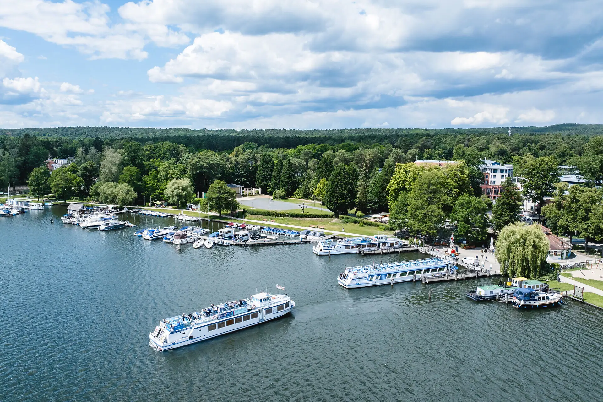 Boote auf dem Wasser mit Bäumen im Hintergrund