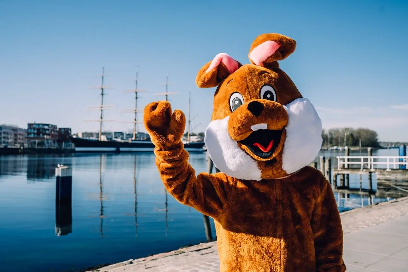 Eine Person in einem Kostüm im Freien.
