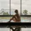 Frau sitzt am Poolrand
