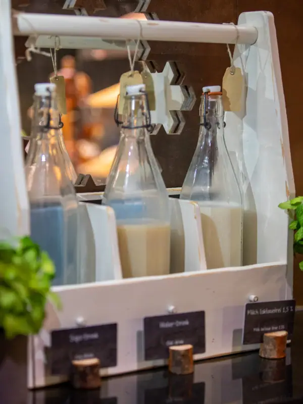 Milchflaschen in einer Holzkiste