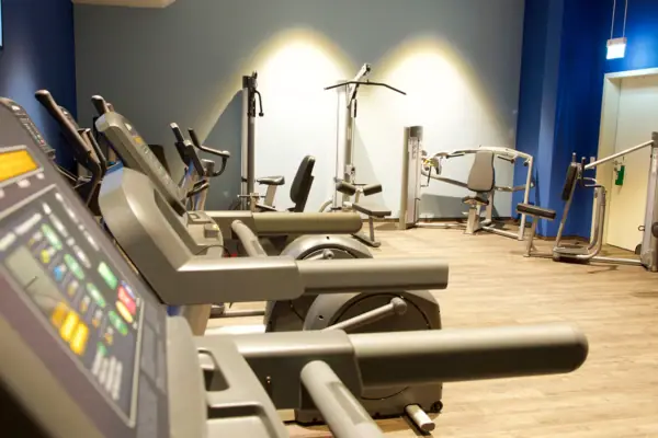 Fitnessraum Grömitz Ein Raum mit Fitnessgeräten.