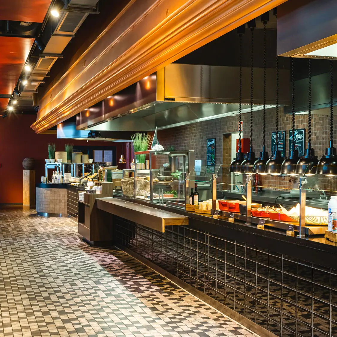 Ein Restaurant mit einer Vielzahl von Speisen.