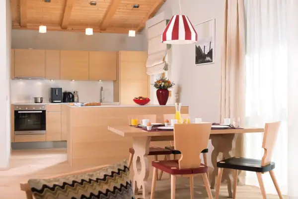 Küche und Esszimmer mit Tisch und Stühlen