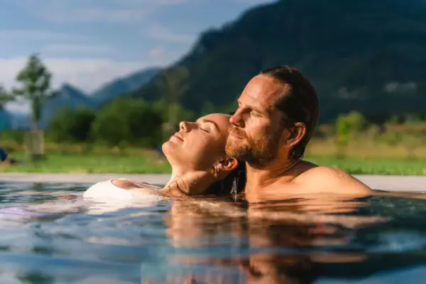 Ein Mann und eine Frau im Wasser.