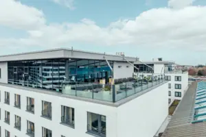 Ein Gebäude mit Glasfenstern.