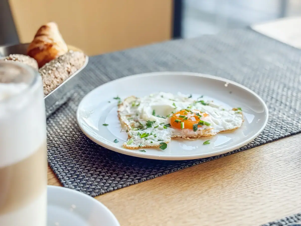 Ein Teller mit Essen auf einem Tisch.