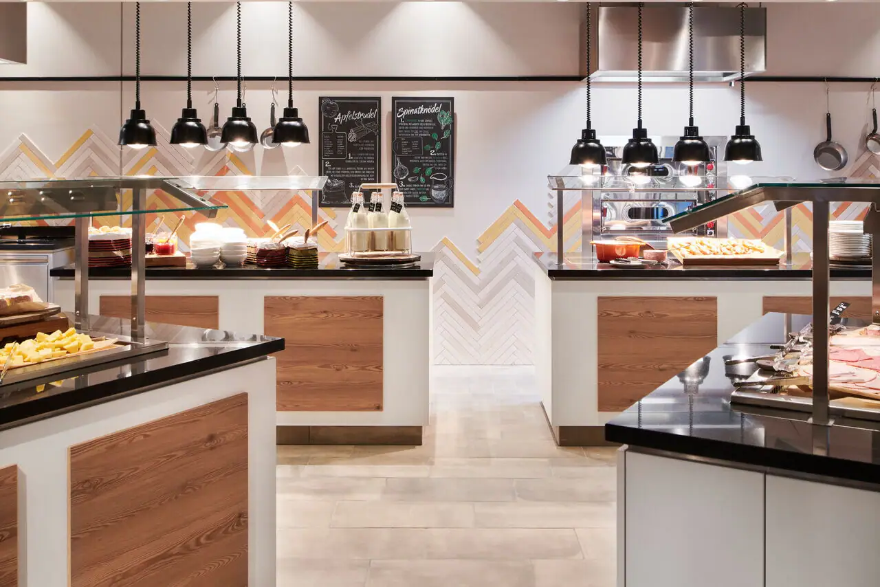 Buffetstationen mit Aufschnitt und Käse Ein Buffet mit verschiedenen Speisen in einem Restaurant.