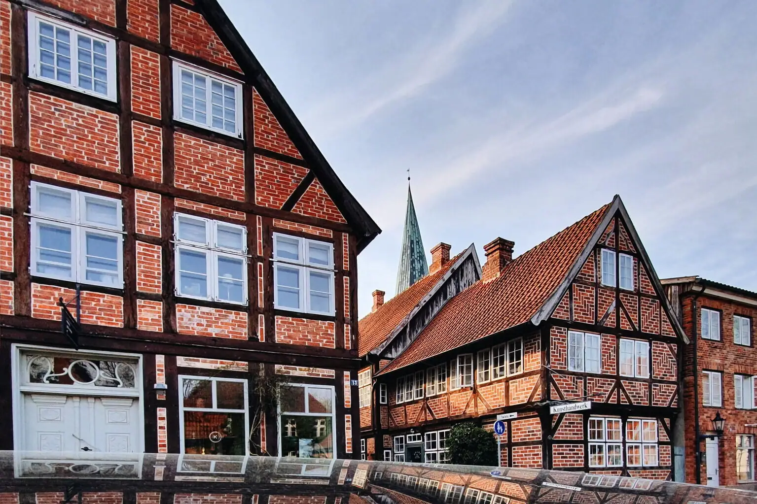 Altstatdt Grömitz Spiegelung eines Gebäudes in einer Pfütze