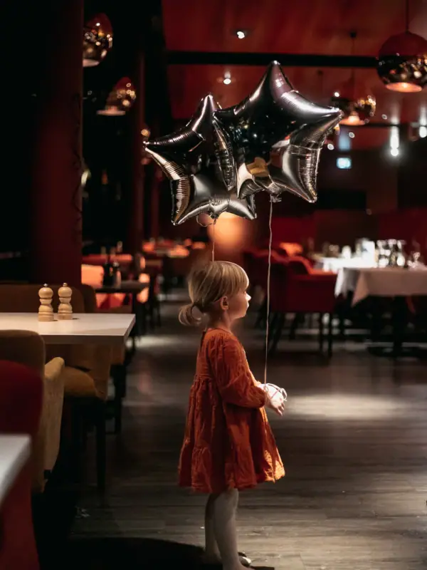 Ein Kind hält einen sternförmigen Ballon.