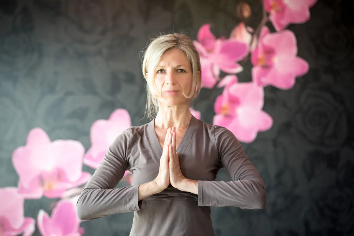 Eine Frau macht eine Yoga-Pose.