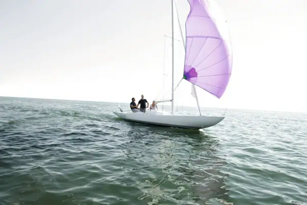 Eine Gruppe von Menschen auf einem Segelboot.