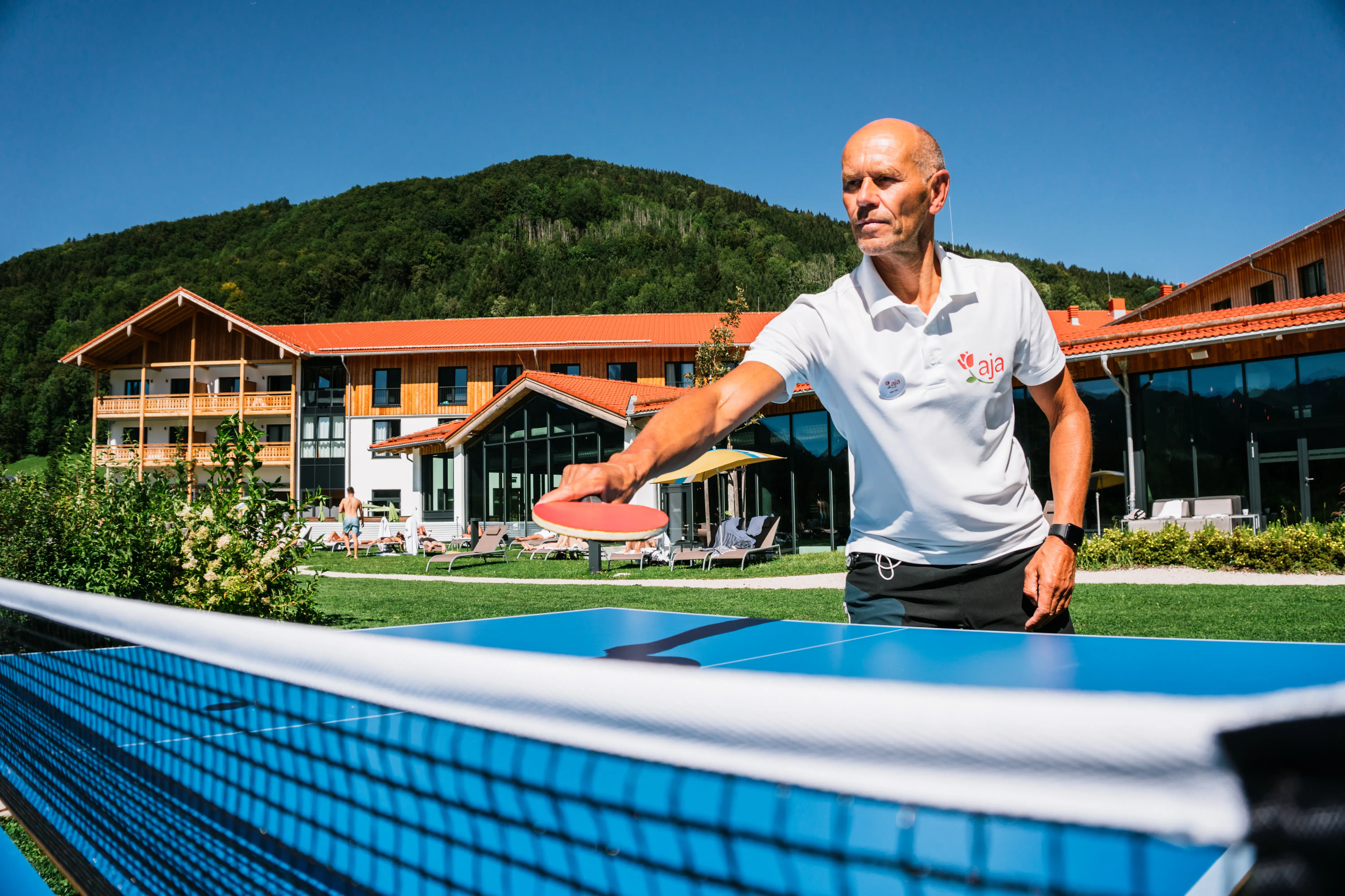 Tischtennis Ein Mann hält einen Tennisschläger.