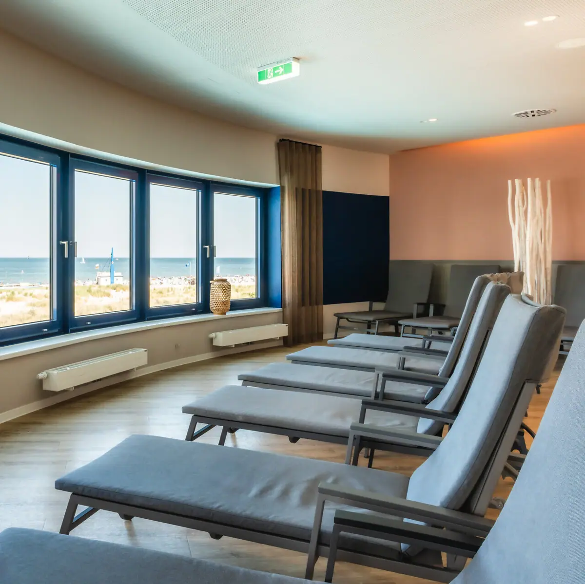 Ein Raum mit Stühlen und Fenstern, gestaltet im modernen Innendesign. Mit Ausblick Richtung Ostsee.