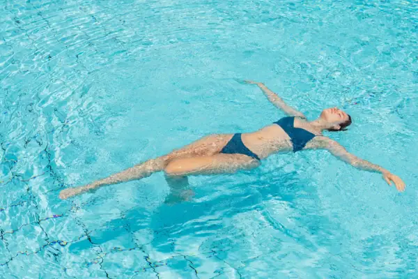 Eine Frau im Schwimmbecken.
