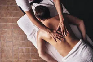 Massage Eine Person erhält eine Rückenmassage.