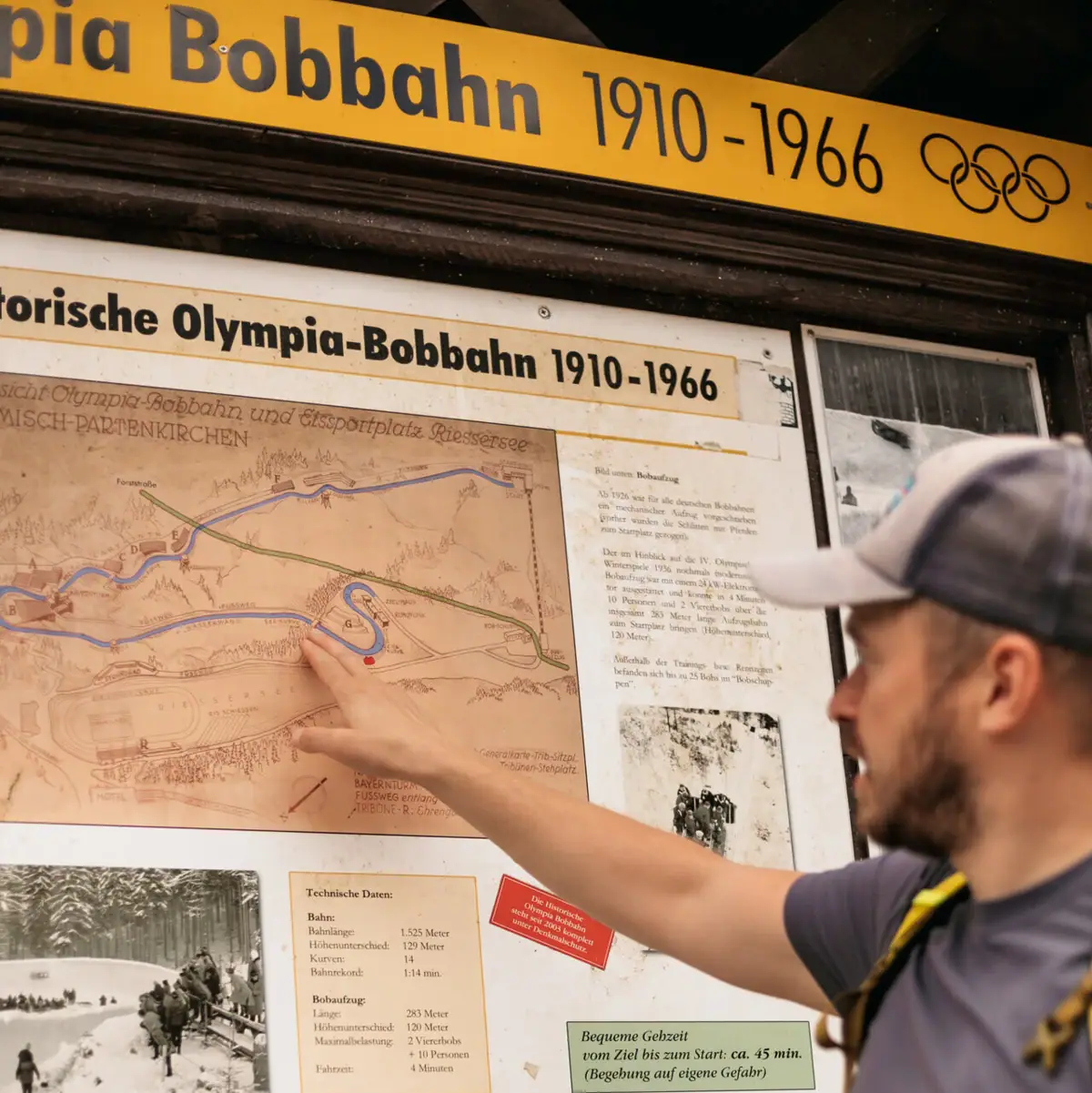 Ein Mann zeigt auf eine Karte.