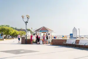 Eine Gruppe von Menschen steht vor einem Gebäude.