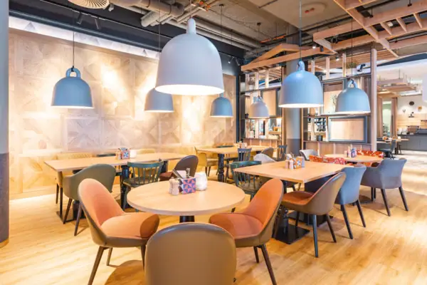 Restaurant Ein Restaurant mit Tischen und Stühlen.