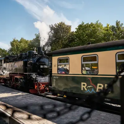 Rasender Roland Ein Zug auf den Gleisen.