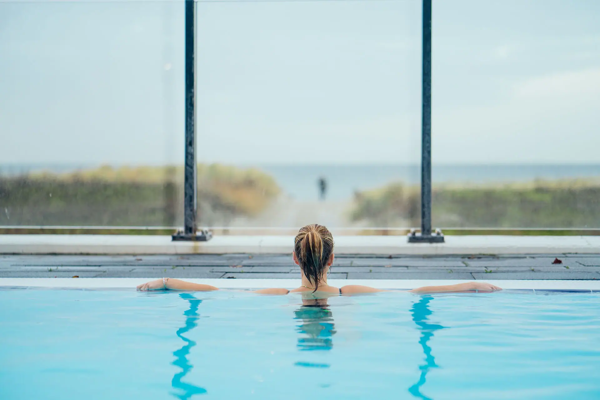 Eine Frau in einem Schwimmbecken.