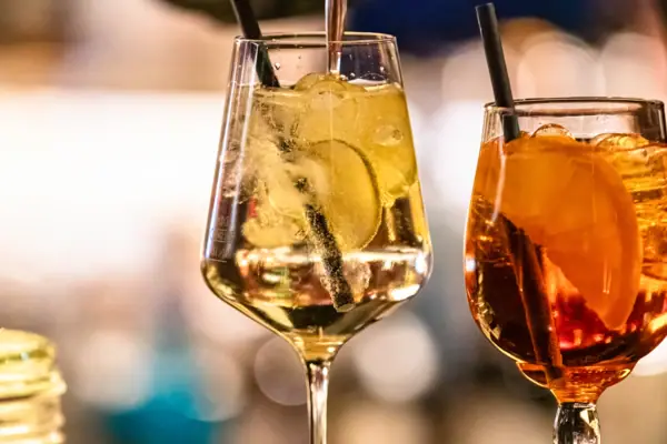 Drinks Eine Person gießt ein Getränk in ein Glas.