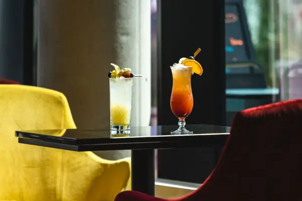 Zwei Gläser mit Getränken auf einem Tisch.